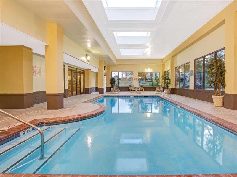 La Quinta Inn & Suites By Wyndham Мурсвилл Экстерьер фото